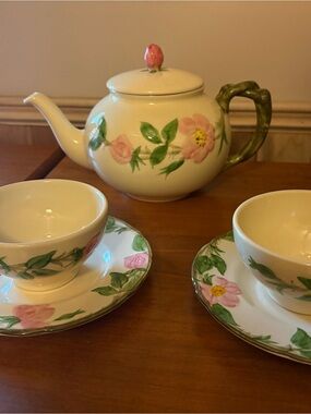 vintage Franciscan Desert Rose ceramic teapot with 2 matching cups and saucers